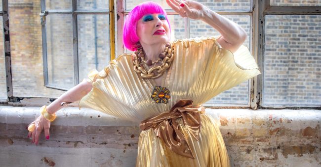 Dame Zandra Rhodes shet 92 veshje nga koleksioni i saj personal në Londër