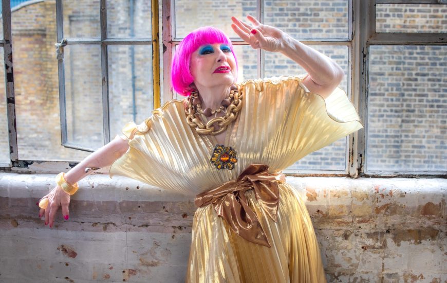 Dame Zandra Rhodes shet 92 veshje nga koleksioni i saj personal në Londër