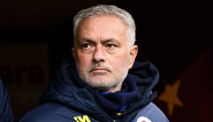 Stuhia e radhës në futbollin turk, në qendër është Jose Mourinho