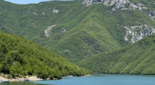 Liqeni i Komanit: Një udhëtim ku natyra të fal, por shteti të përbuz