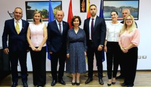 Davkova premton të adresojë shqetësimet e komunitetit maqedonas për censin në Shqipëri