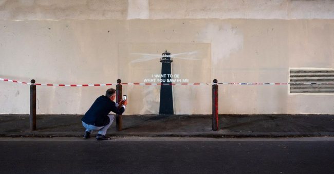 Banksy provokon sërish me muralin filozofik në Marseille