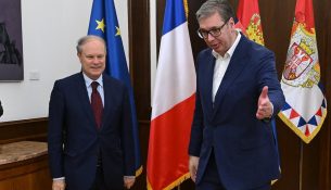 Vuçiçi falënderon Macronin për mbështetjen e dialogut me Kosovën