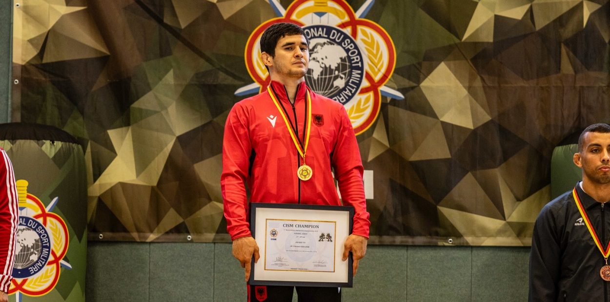 Flamuri kuqezi në ‘majë’ të botës
