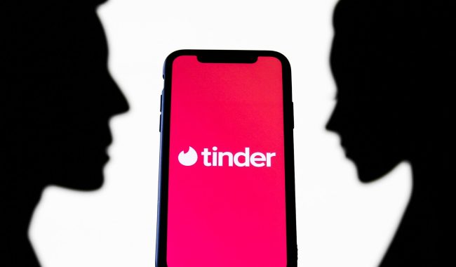 Tinder kërkon verifikim me fytyrë për përdoruesit në Kaliforni