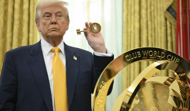 Trump ‘përvetëson’ trofeun e Kupës së Botës për Klube
