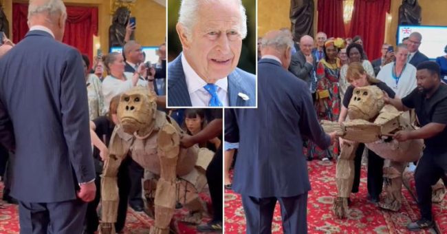 Mbreti Charles III përballet me kukullën gjigante në një event në Londër