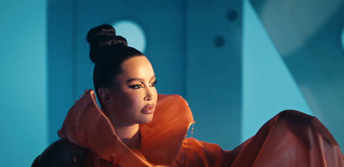 A po e lënë vetëm koleget? Dafina Zeqiri publikon këngë të re, por mungon përkrahja nga gratë e estradës
