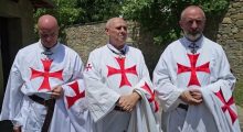 Templarët rikthehen pas shekujsh: Urdhri i lashtë i krishterë hap komandë në Korçë