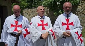 Templarët rikthehen pas shekujsh: Urdhri i lashtë i krishterë hap komandë në Korçë