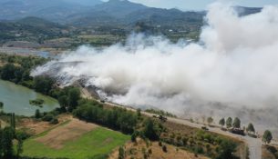 Zjarri në landfillin e Elbasanit kthehet në emergjencë mjedisore