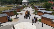 Kontejneri i snajperistit përballë Kishës