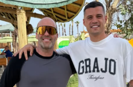Granit Xhaka, një takim surprizë me Jason Statham në pushime