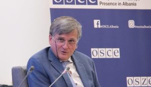 Ambasadori i OSBE-së për protestat: Ka mungesë dialogu, dhuna nuk është zgjidhje