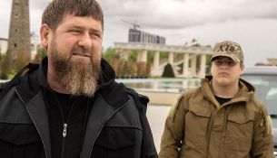 Misteri i Kadyrov-it: Lideri çeçen i dorëzon “frerët” të birit, me miratimin e Putin-it
