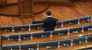 Kurti në gjah: Kërkon fajtorët që “s’e lanë” ta bëjë qeverinë
