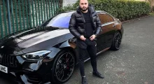 Shqiptari që po tallet me qeverinë britanike