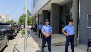 Rrethohet kuvendi, policia heton kërcënimin me bombë
