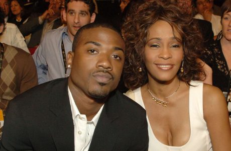 Ray J thyen heshtjen për vdekjen e Whitney Houston: “Nuk isha atje, dhe më quajtën vrasës”