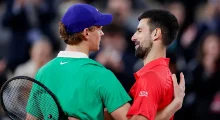 Sinner poshtëron Djokovicin dhe kalon në finale