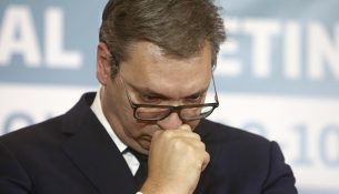 Nën presionin e protestave, Vuçiç çel autoudhën pa praninë e mediave