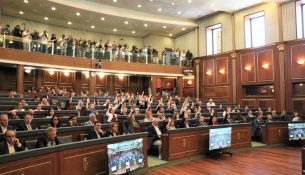 Vendimi i Kushtetueses shkakton përplasje mes partive