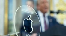 Tim Cook i dhuron Trump një dhuratë të veçantë nga Apple