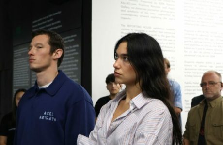 Dua Lipa viziton muzeun e luftës në Prishtinë në mesnatë, së bashku me familjen dhe Callum Turner