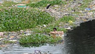 Bota në një ‘krizë plastike’ prej 1.5 trilionë dollarësh, që godet shëndetin nga foshnjëria deri në pleqëri