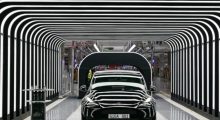 Shitjet e Tesla në Evropë bien me 40%, ndërsa BYD trefishon praninë në treg
