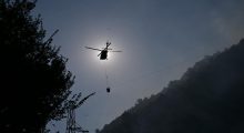 Pesë helikopterë për një Shqipëri në flakë