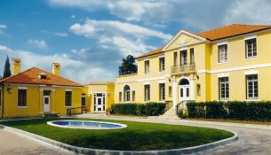 Ambasada amerikane paralajmëron qytetarët shqiptarë të mos e përdorin vizën turistike për lindje
