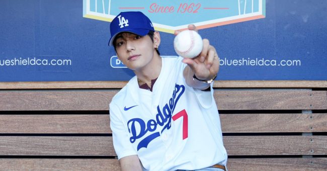V i BTS hedh topin e parë në ndeshjen e Dodgers