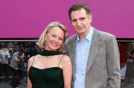 Pamela Anderson dhe Liam Neeson: Romanca që askush s’e priste, por të gjithë e duan