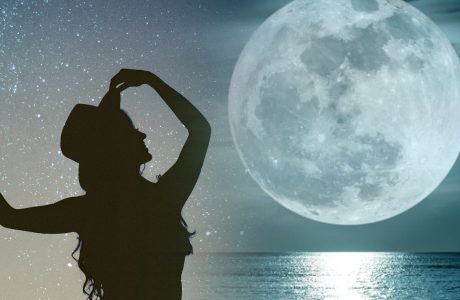 Hëna e Plotë në Ujor sjell shpërthim emocionesh dhe kërkim të lirisë së brendshme