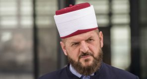 “Rri në shtëpi ose ruaji lopët”: Shefqet Krasniqi i kundërpërgjigjet Dimal Bashës