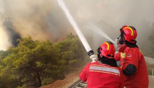 Shqipëria ende në luftë me zjarret, mbeten 7 vatra aktive në vend