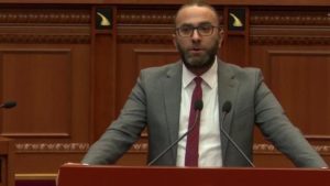 Bardhi: Ndryshimi i ligjit për pezullimin, ndërhyrje për të mbrojtur Ballukun