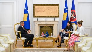 Ambasadori britanik: Konstituimi i institucioneve duhet të bëhet sipas Kushtetutës