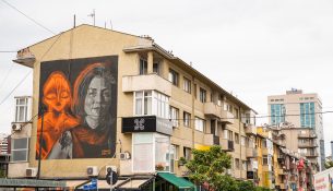 Prishtina nderon Vjosa Berishën me mural të ri në qendër të qytetit