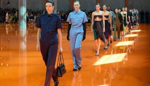 Prada sjell shkëlqim në koleksionin e frymëzuar nga uniforma në Milano