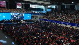 UBT feston me ceremoni solemne gradimin e Gjeneratës së 22-të të studentëve
