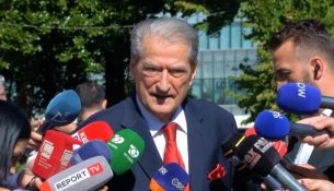 Berisha mbërrin me vonesë në seancë, hedh akuza ndaj Qeverisë