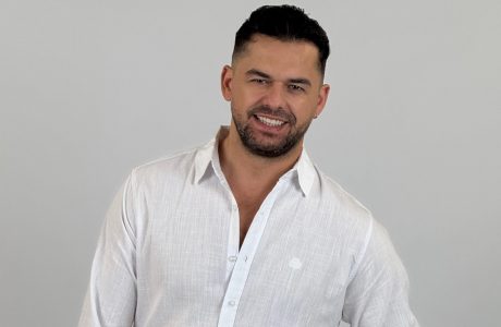 Shpat Kasapi rikthehet në muzikë pas një vere të trazuar