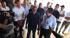 Kurti premton përkrahje për blegtorët dhe bizneset lokale në Viti e Shtime