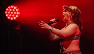Artistja Lola Young: Nga rehabilitimi në kulmin e suksesit