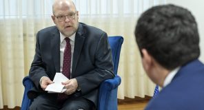 Hovenier: Pezullimi i Dialogut Strategjik, pasojë e kritikave të Kurtit ndaj Kushtetueses