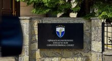 Gjykata Kushtetuese dënon “deklarimet e pamatura” të zyrtarëve të lartë shtetërorë