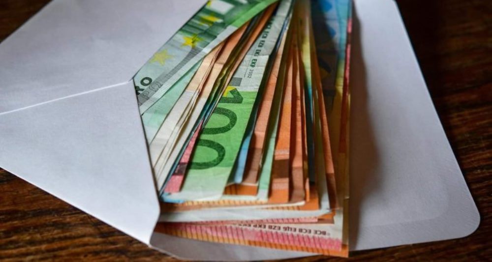 Remitancat arrijnë 532 milionë euro në gjysmën e parë të vitit, por rritja ngadalësohet