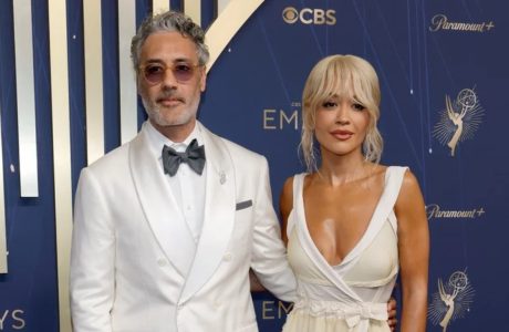 Paraqitja e Rita Ora dhe Taika Waititi merr vëmendje në tapetin e kuq të Emmys